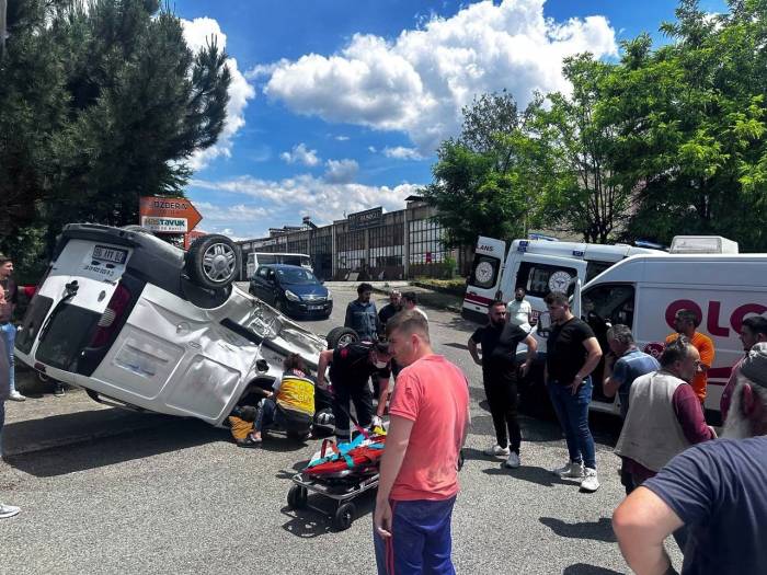 Minibüse Çarpıp Ters Döndü, Sürücü Sıkıştı