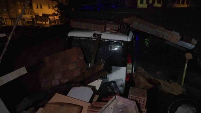 İstinat Duvarı Çöktü, 6 Araç Altında Kaldı