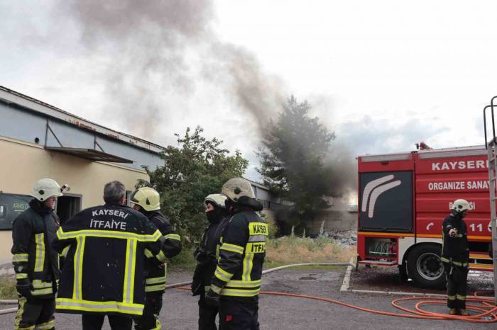 Kayseri’de Fabrika Yangını 1 Saatte Söndürüldü