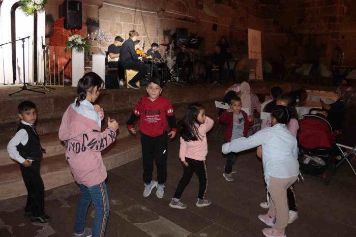 Kaymakam Ve Öğrenciler Çaldı, Engelli Çocuklar Eğlendi