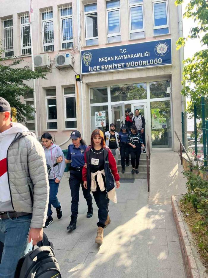Keşan’da Polisin Yaptığı Uygulamada 14 Düzensiz Göçmen Yakalandı