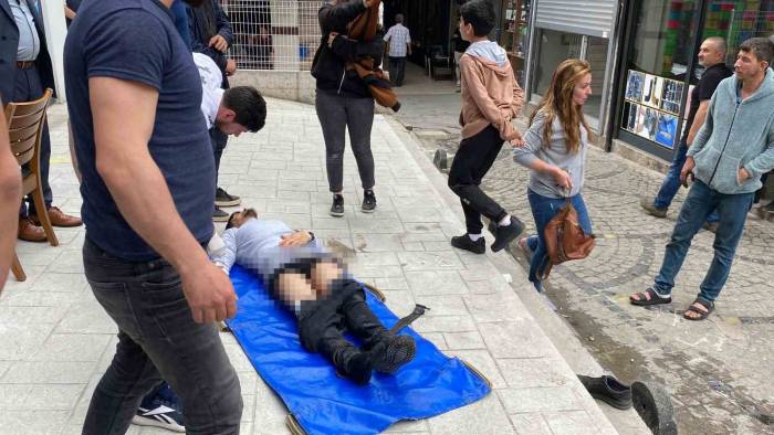 Sokak Ortasında Bıçaklı Kavga: 2 Yaralı