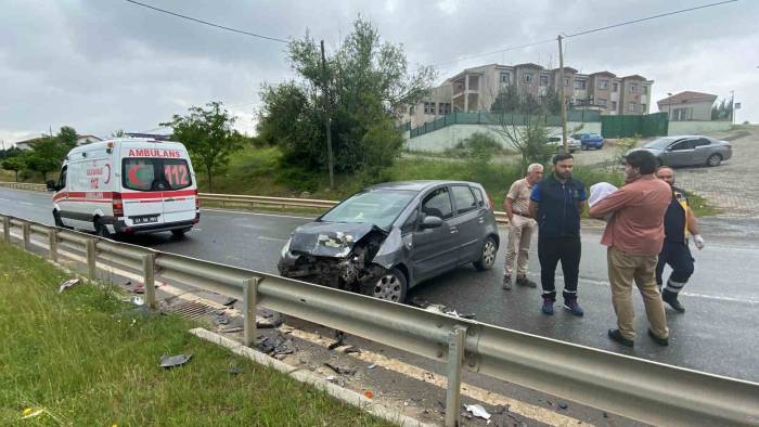 Kavşakta İki Otomobil Çarpıştı: 1’i Bebek 3 Yaralı