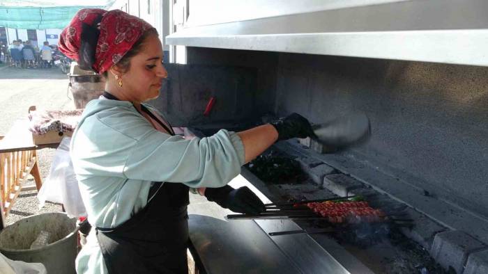 Malatya’nın Tek Kadın Kebap Ustası Konteynerde Ekmek Mücadelesini Sürdürüyor