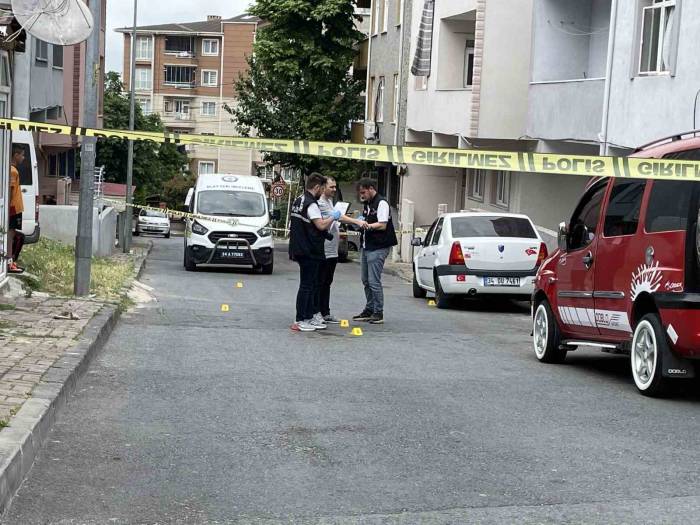 Küçükçekmece’de Tartıştığı Abisi Ve Yengesini Kurşun Yağmuruna Tutup Kaçtı