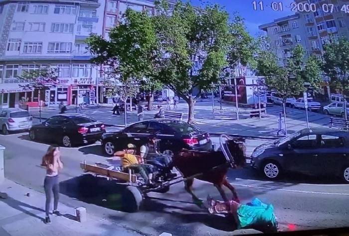 Sahibinin Zapt Edemediği Atın Ters Yönde 4 Nala Koşarken Yayaya Çarptığı Anlar Kameraya Yansıdı