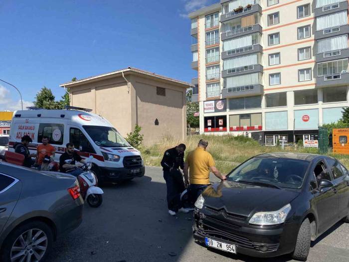 Otomobille Çarpışan Motosikletli Kuryenin Yaralandığı Kaza Kamerada