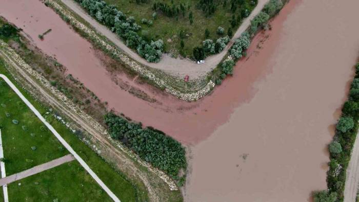 Kızılırmak’a Rengini Veren Fadlum Çayı, Artan Yağmurlarla Coştu