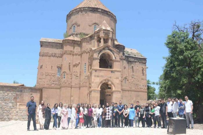 Tuşba Belediyesinden Yks’ye Girecek Öğrencilere Moral Gezisi