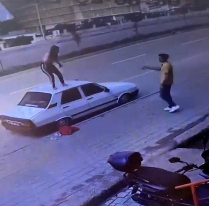 Adana’da Bir Kadın Otomobilin Tavanına Çıkıp Dans Etti