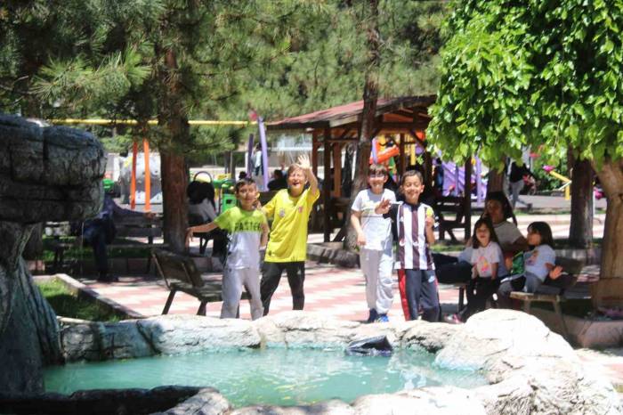 Güneşin Yüzünü Gösterdiği Kentte Vatandaşlar Sokağa Akın Etti