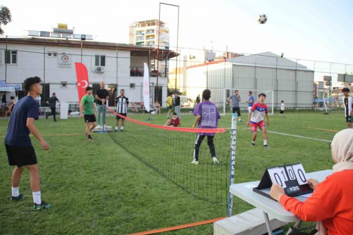 Tenisi Ayakla Oynayanların Şenliği Sürüyor