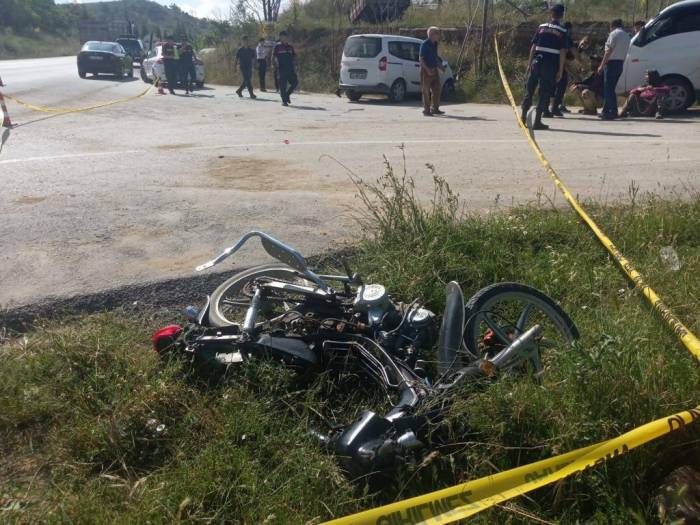 Bilecik’te Hafifi Ticari Araç İle Motosiklet Çarpıştı: 1 Ağır Yaralı