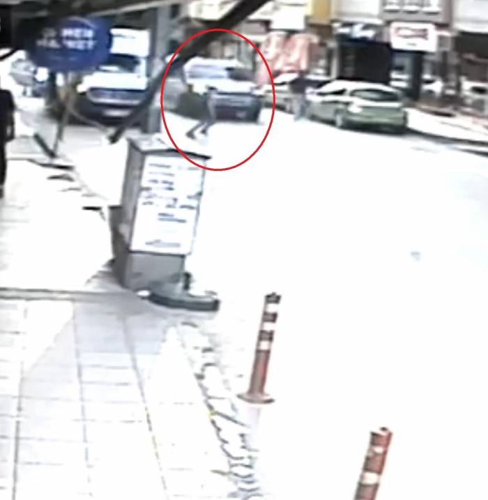 yola Aniden Fırlayan Çocuğa Otomobil Böyle Çarptı