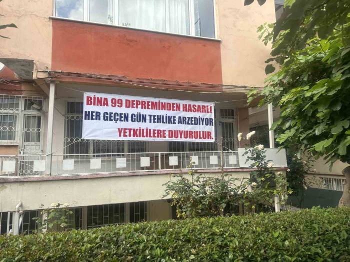 Bina Çökmesin Diye Tahta Parçalarıyla Güçlendirme Yapıp Pankartla Yardım İstedi