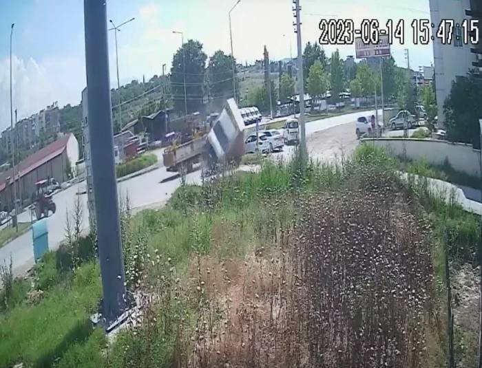 Dağıtım Aracının Otomobilin Üzerine Devrildiği Kazanın Görüntüleri Ortaya Çıktı