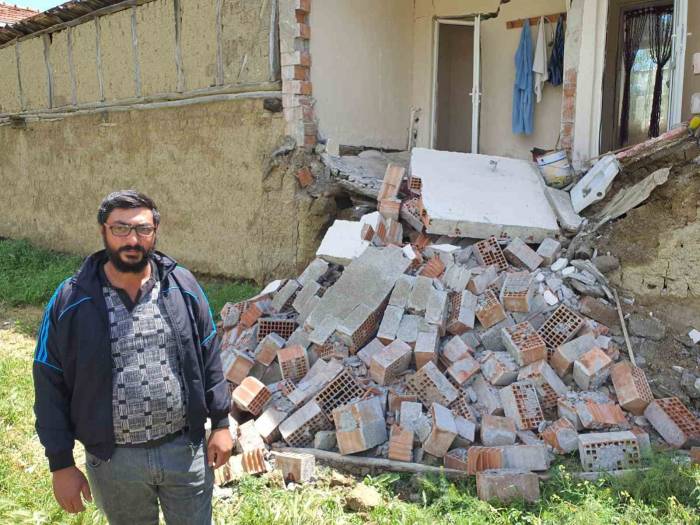 Sağanak Yağışa Dayanamayan Evin Duvarı Çöktü
