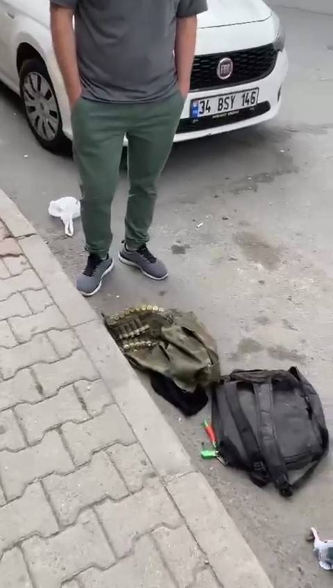 Eyüpsultan’da Sokakta Bulunan Çantadan Çok Sayıda Tüfek Fişeği Çıktı