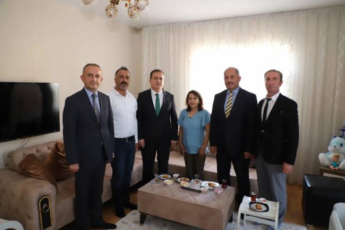 Vali Akbıyık’tan Minik Kıza Ziyaret
