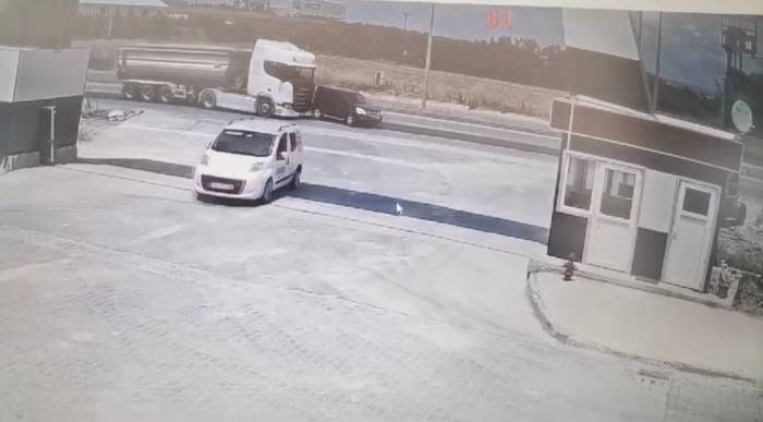 Tırın Şerit Değiştiren Otomobile Çarpıp Devrildiği Kaza Kamerada