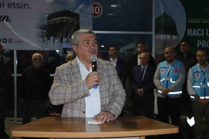 İlk Hac Kafilesi Dualarla Uğurlandı