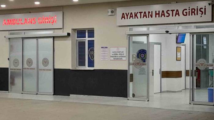 İzmir’de Gıda Zehirlenmesi Şüphesiyle 11 Kişi Hastaneye Kaldırıldı
