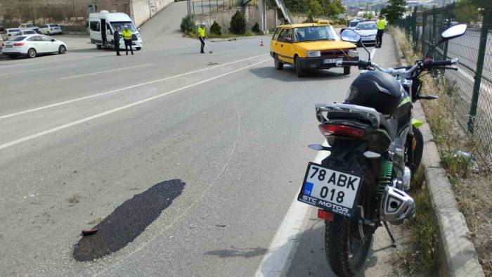 Ticari Taksi Motosikletle Çarpıştı: 1 Yaralı