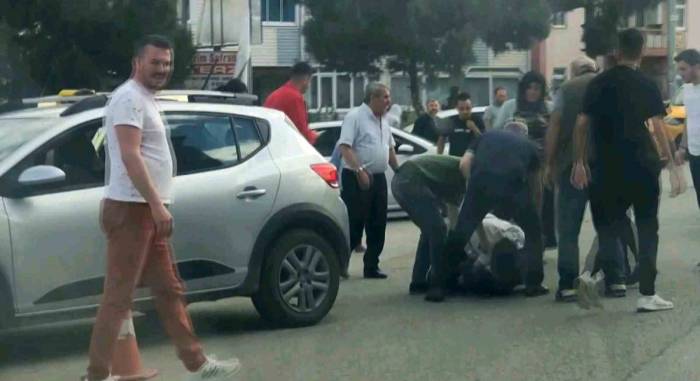 Yol Ortasındaki Taksi Sürücüsü Ve Vatandaşın Kavgası Kameraya Yansıdı