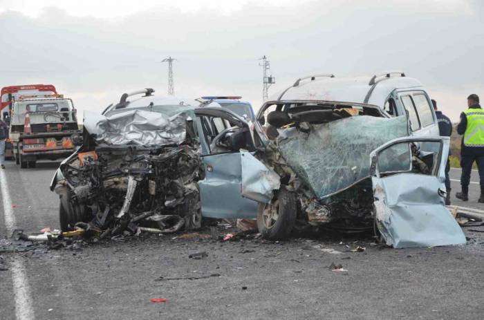 Konya’da Kamyonet İle Minibüs Çarpıştı: 4 Ölü