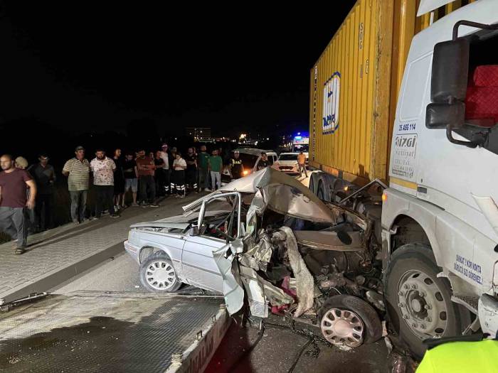 Manisa’da Kamyonun Çarptığı Otomobil Hurdaya Döndü: 1 Yaralı