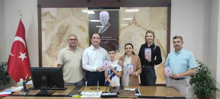 10 Yaşındaki Çocuk Annesi İle Birlikte Kitap Yazdı