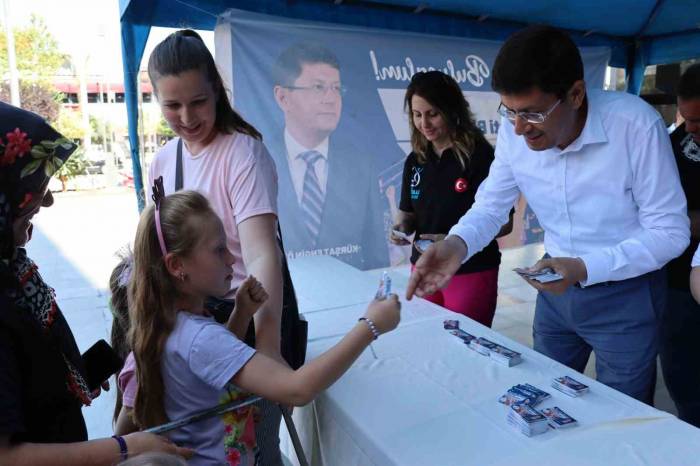 Başkan Özcan’dan Öğrencilere Karne Hediyesi