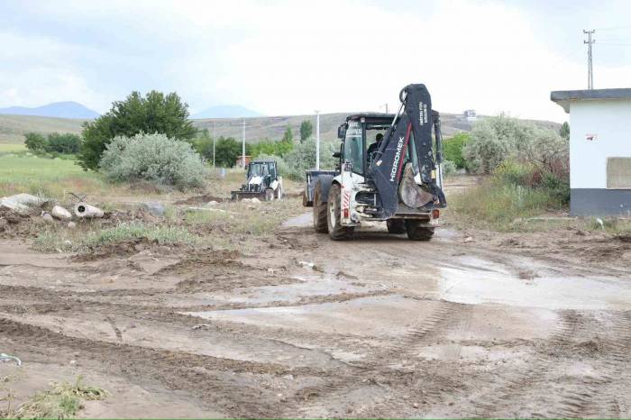 Niğde’de Sel Sonrası Onarım Ve Temizlik Çalışması