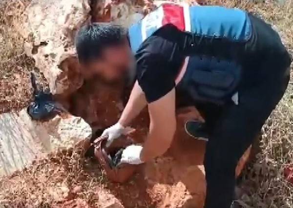 Jandarma Boş Araziye Saklanmış 1 Kilo Eroini Ele Geçirdi