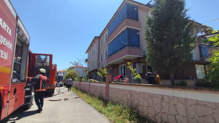 3 Katlı Binanın Zemin Katında Yangın Çıktı, Bir Kişi Dumandan Etkilendi