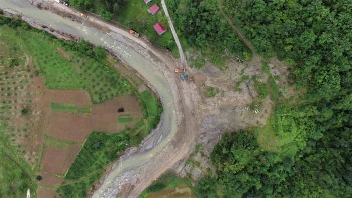 Heyelandan Hasar Gören Yollar Onarılıyor