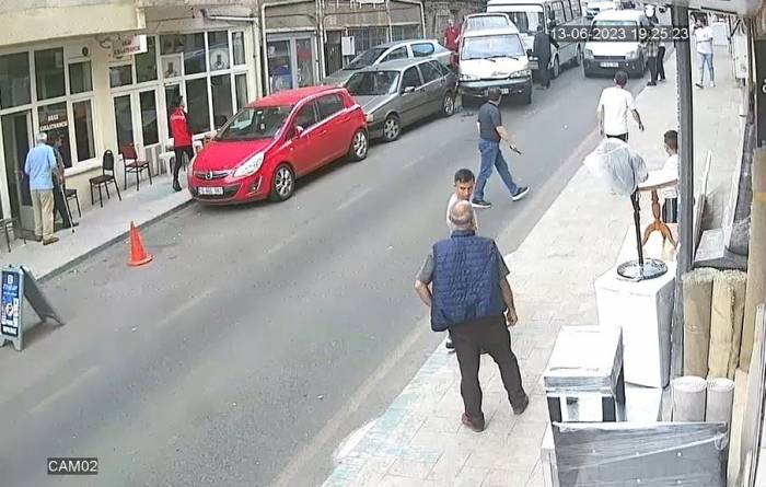 Freni Boşalan Minibüs Park Halindeki Araçlara Daldı