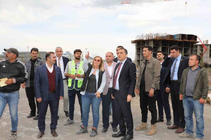 Vali Öksüz, Otogarda İncelemelerde Bulundu