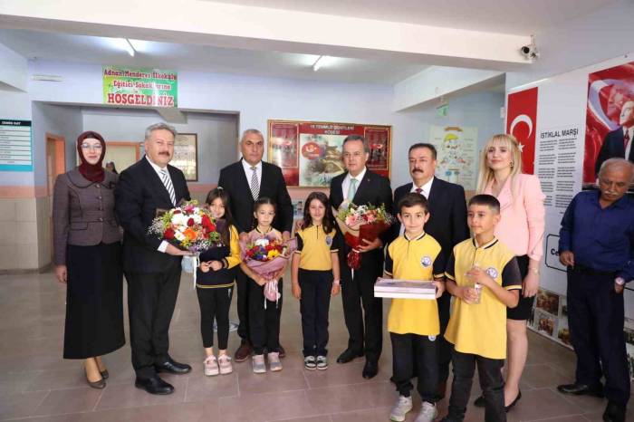 Başkan Palancıoğlu, Minik Öğrencilerin Karnelerini Verdi