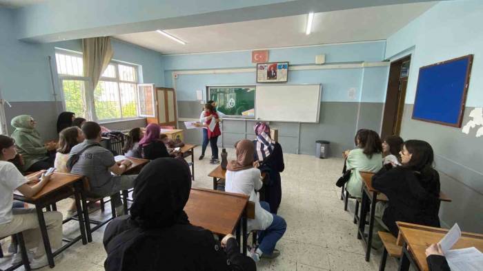 İzmir’de Öğrenciler Karnelerini Aldı