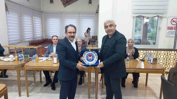 34 Yıllık Eğitimci Başarılı Müdür Sezer’e Veda Yemeği