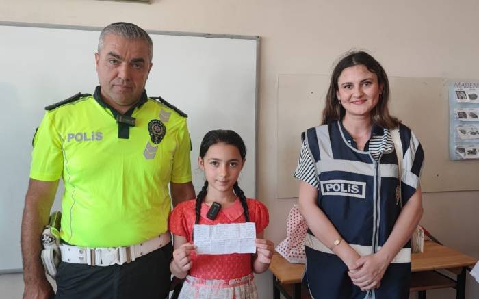 Depremzede Öğrencinin Polis Sevgisi