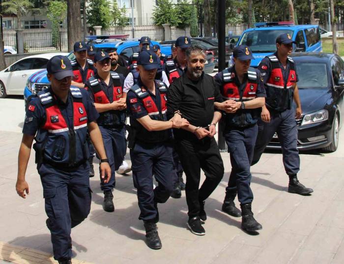 Uyuşturucu Operasyonunda Yakalanan Kişi, Adliye Girişinde Kameralara Gülümsedi