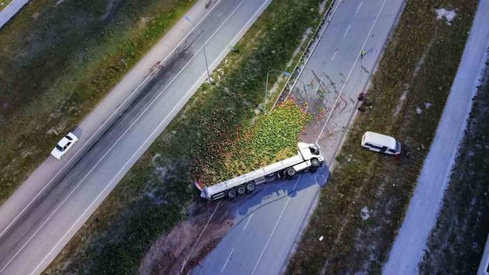 Karayolu Karpuz Yüzünden Ulaşıma Tek Yönlü Kapandı