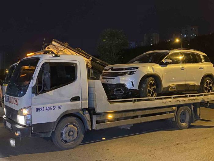 Küçükçekmece’de Şantiye Alanından Geçen Araç Çukura Düştü