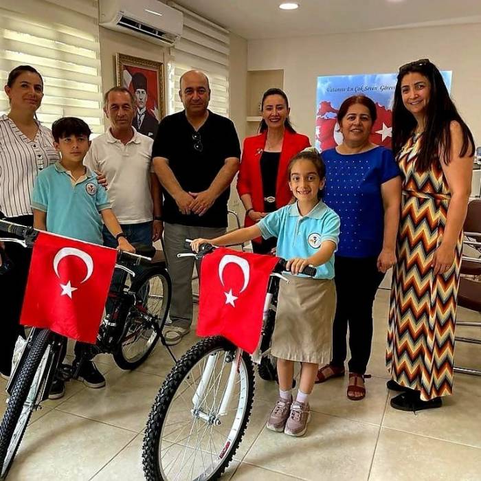 Depremzede Öğrencilere Anlamlı Karne Hediyesi