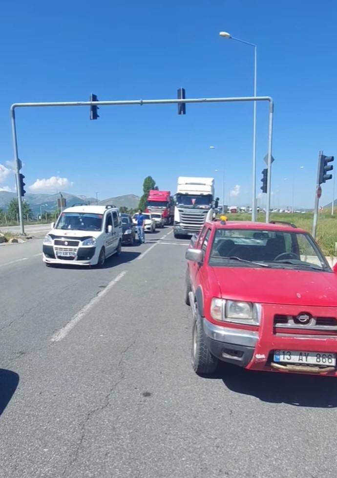 Aracında Bomba Olduğunu Söyleyen Alkollü Sürücü Ekipleri Alarma Geçirdi