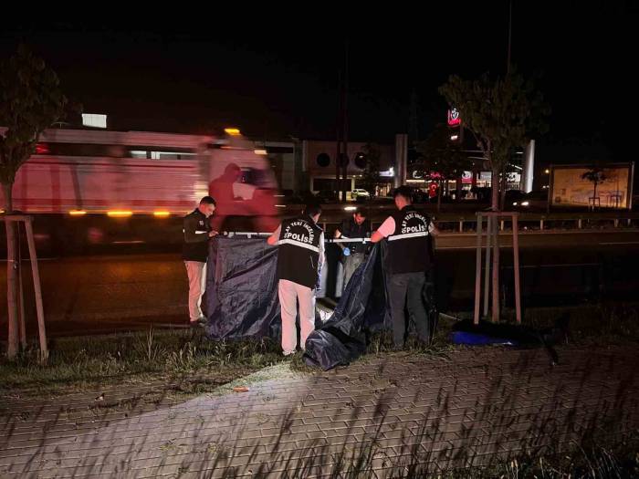 Aracın Çarptığı Yaya Hayatını Kaybetti, Çarpan Sürücü Kayıplara Karıştı