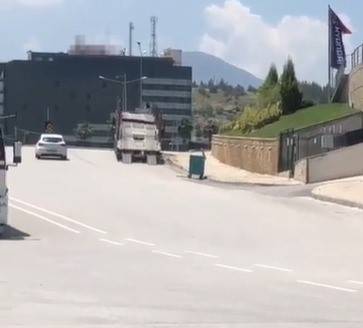 Tırdan Kayan Sıfır Suv Araç, Park Halindeki Otomobillere Çarptı