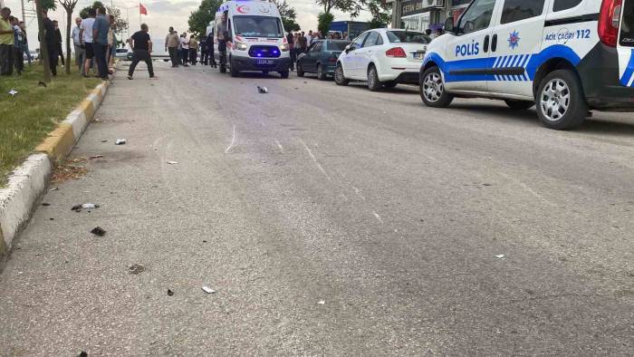 Edirne’de Motosiklet Yayaya Çarptı: 2 Yaralı